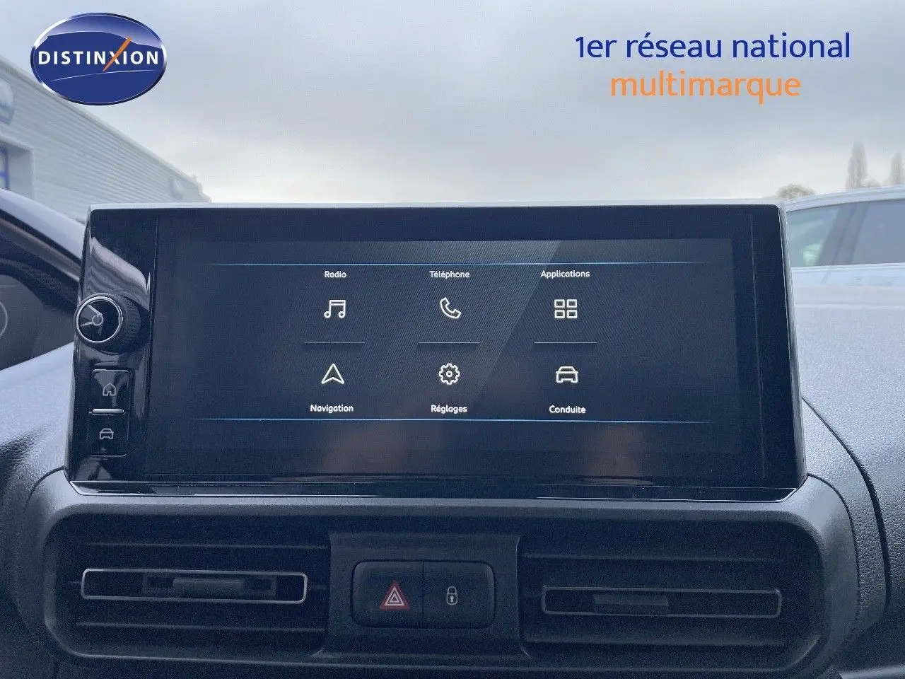 Écran tactile central du tableau de bord du Peugeot Partner 2025, vue frontale intérieure avec commandes visibles.