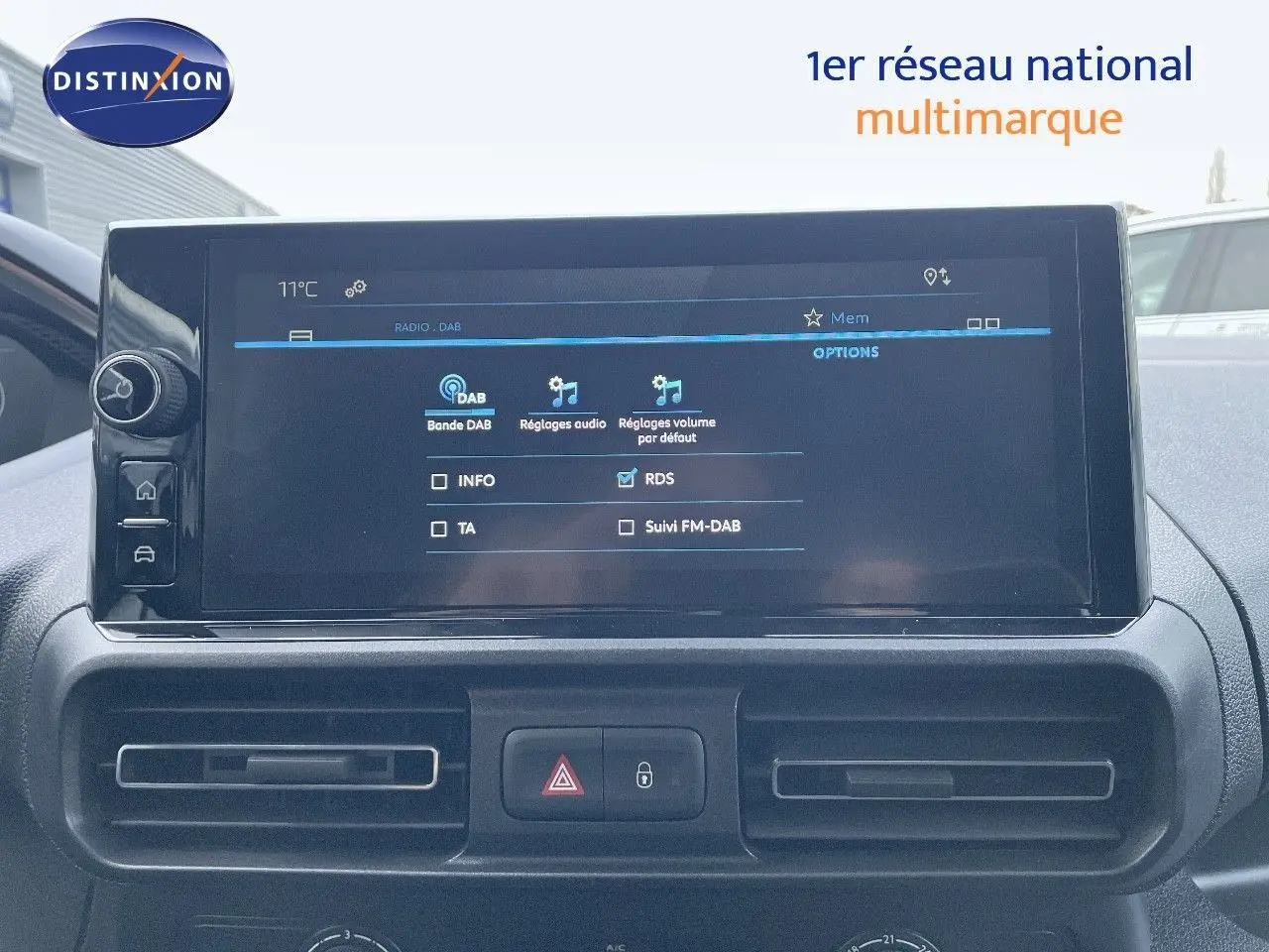 Vue rapprochée de l’écran tactile central du Peugeot Partner 2025, affichant les réglages audio DAB.