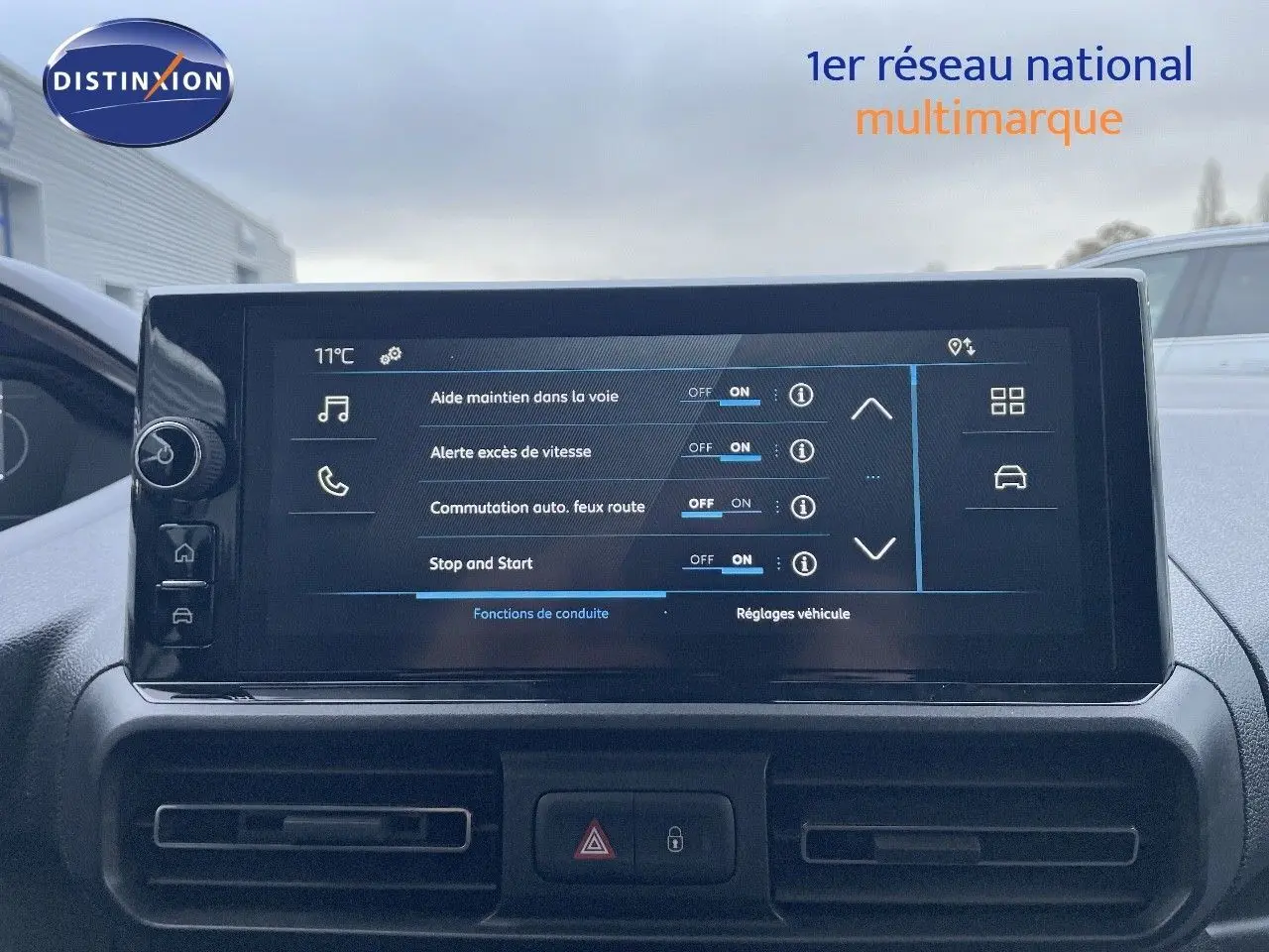 Vue intérieure du tableau de bord du Peugeot Partner 2025, écran tactile affichant les aides à la conduite.