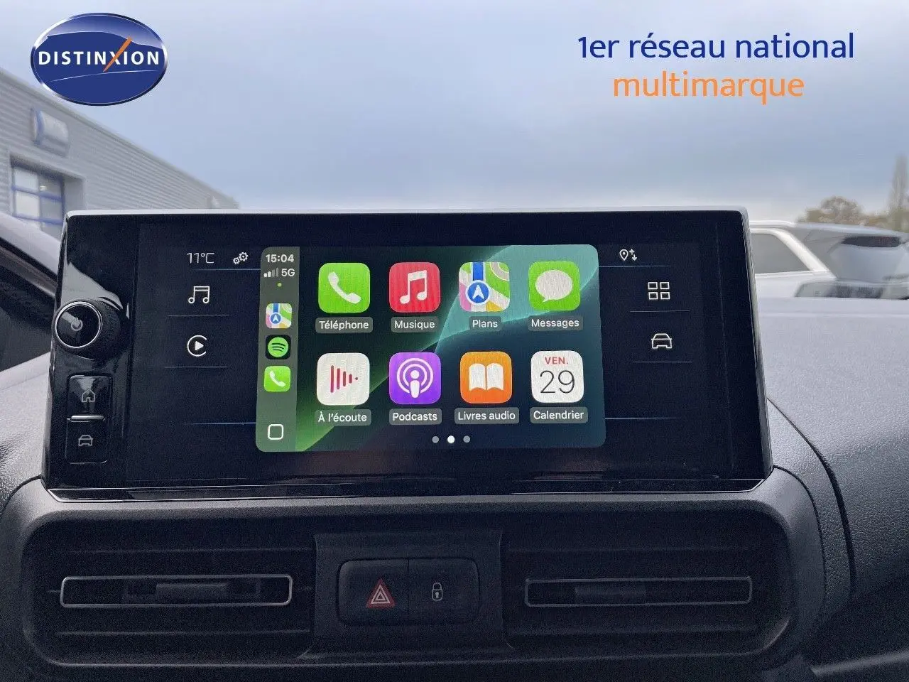 Écran tactile central affichant les applications connectées, tableau de bord noir du Peugeot Partner 2025.
