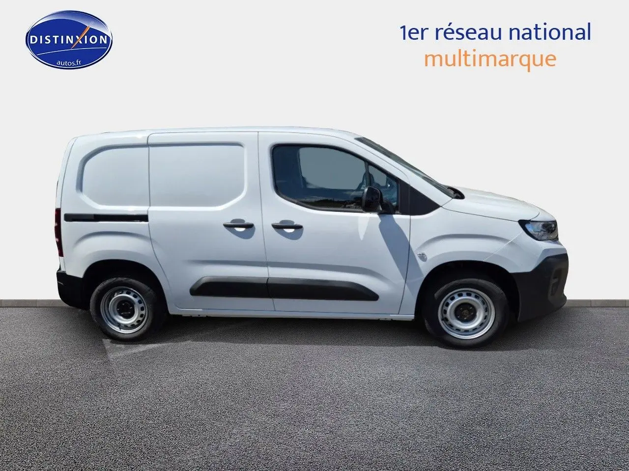Profil côté droit d'un utilitaire blanc Peugeot Partner 2025 M 650kg BlueHDi 100ch avec protections noires sur les portières.