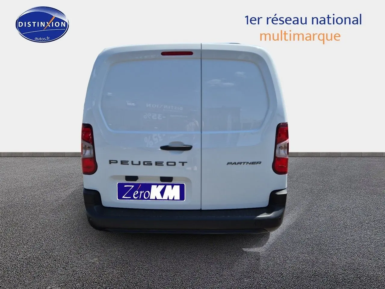 Vue arrière d'un utilitaire blanc Peugeot Partner 2025 avec portes battantes et logo bien visible.