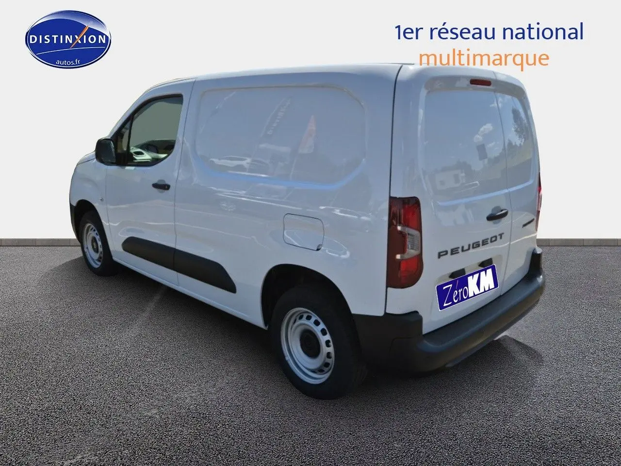 Vue 3/4 arrière droite d'un Peugeot Partner blanc 2025 avec logo et plaque Zero KM visible sur fond neutre.