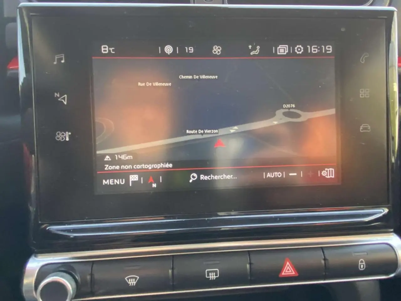 Écran tactile 7 pouces du système CITROËN Connect Nav affichant la navigation dans une Citroën C3 noire toit rouge.