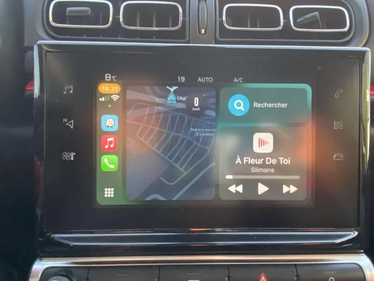 Écran tactile central de la Citroën C3 2017 affichant la navigation et la musique, avec aérateurs rectangulaires noirs.