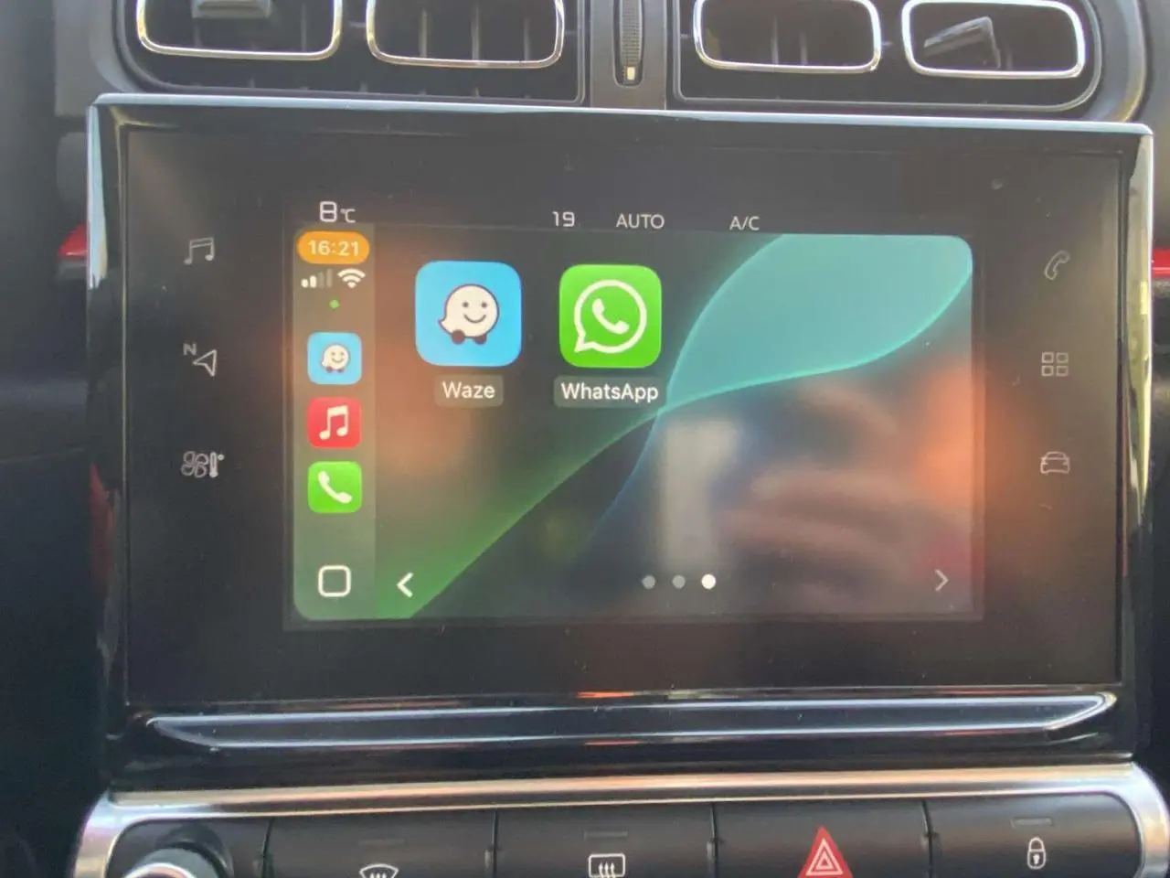 Écran tactile central de la Citroën C3 2017 affichant les applications Waze et WhatsApp en interface connectée.