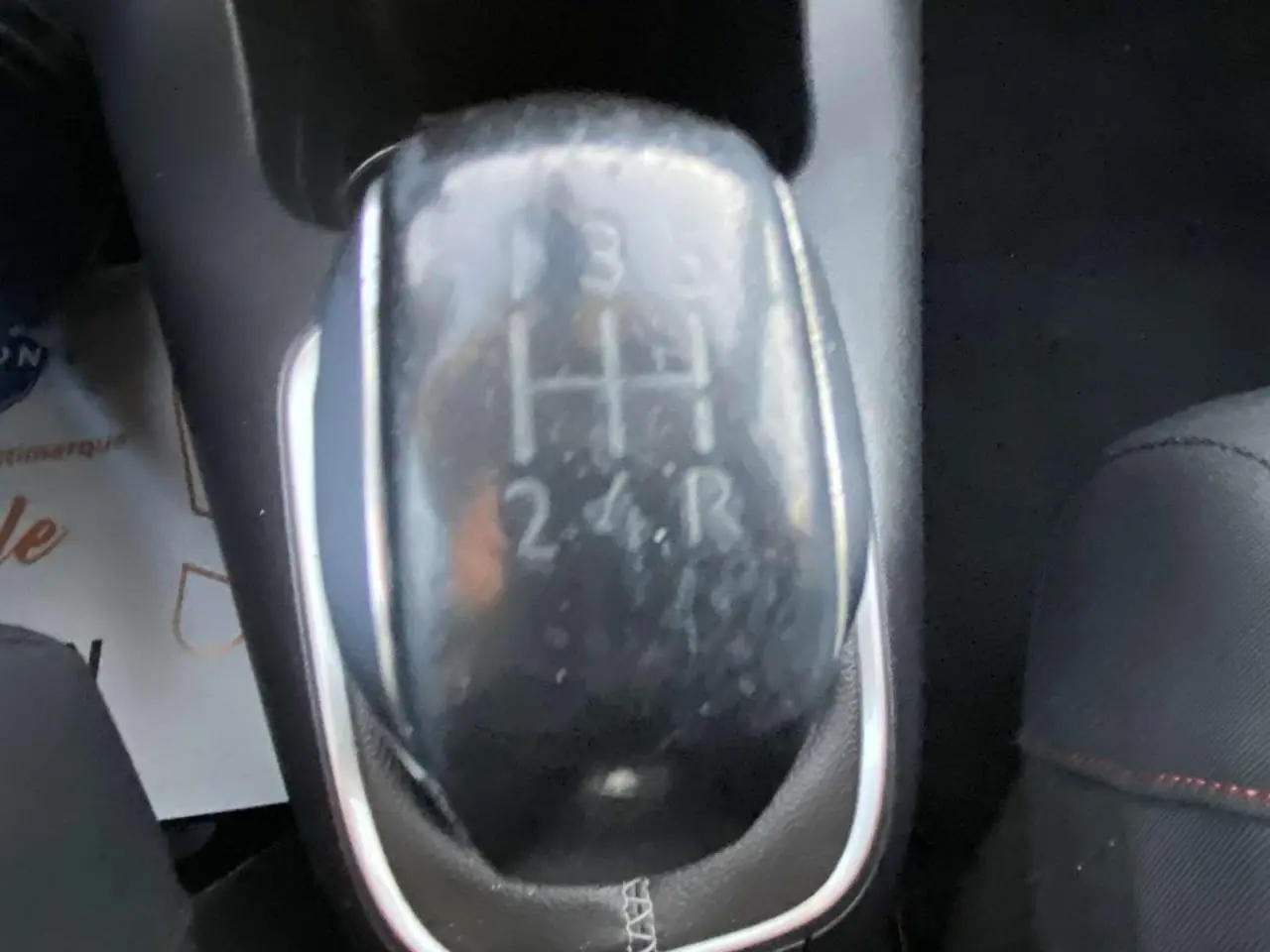 Gros plan sur le levier de vitesses manuel noir de la Citroën C3 1.2 12V Shine avec coutures apparentes sur la console.