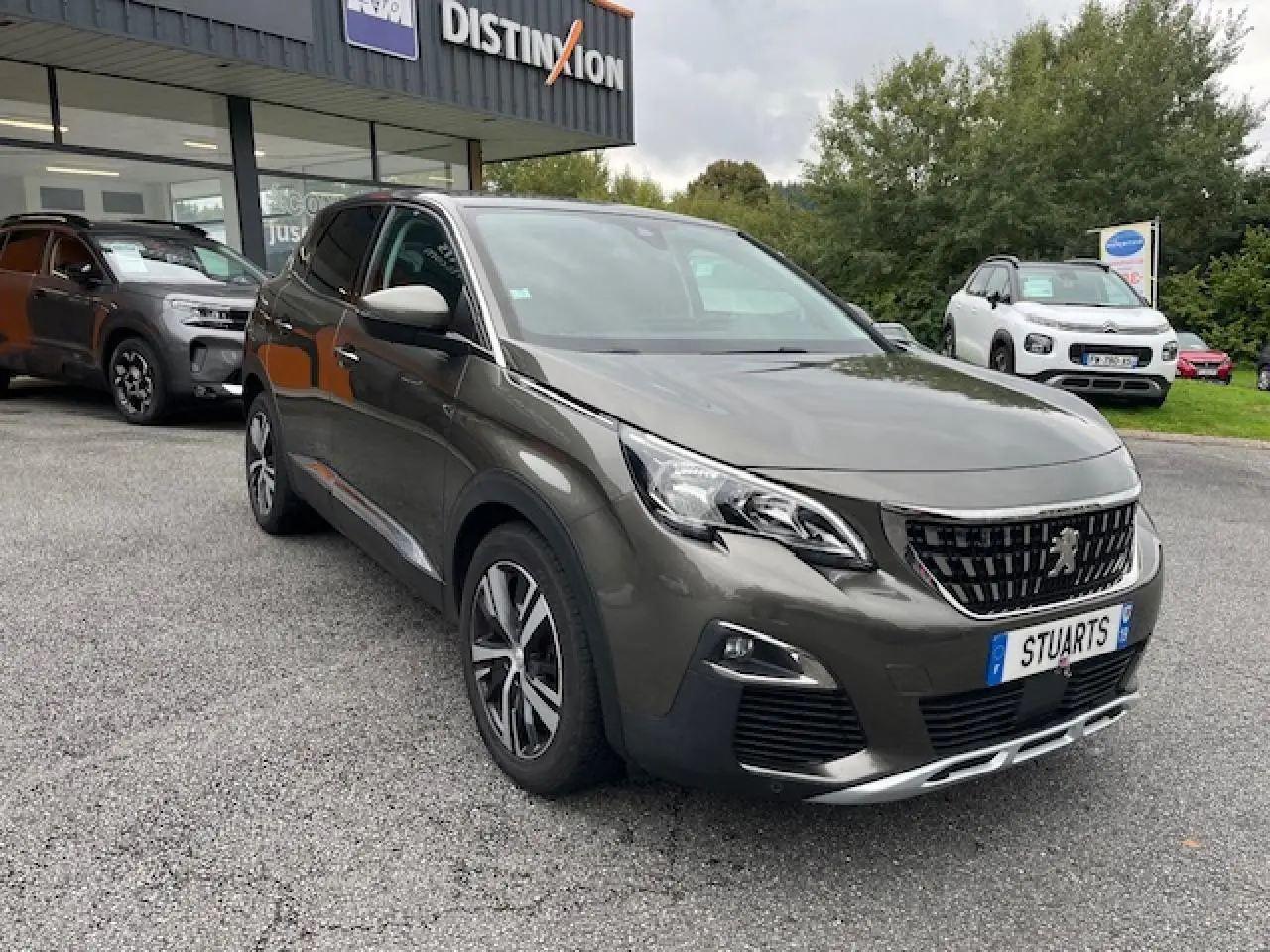 Peugeot 3008 gris Amazonite en 3/4 avant droit, avec jantes alliage et calandre noire brillante.