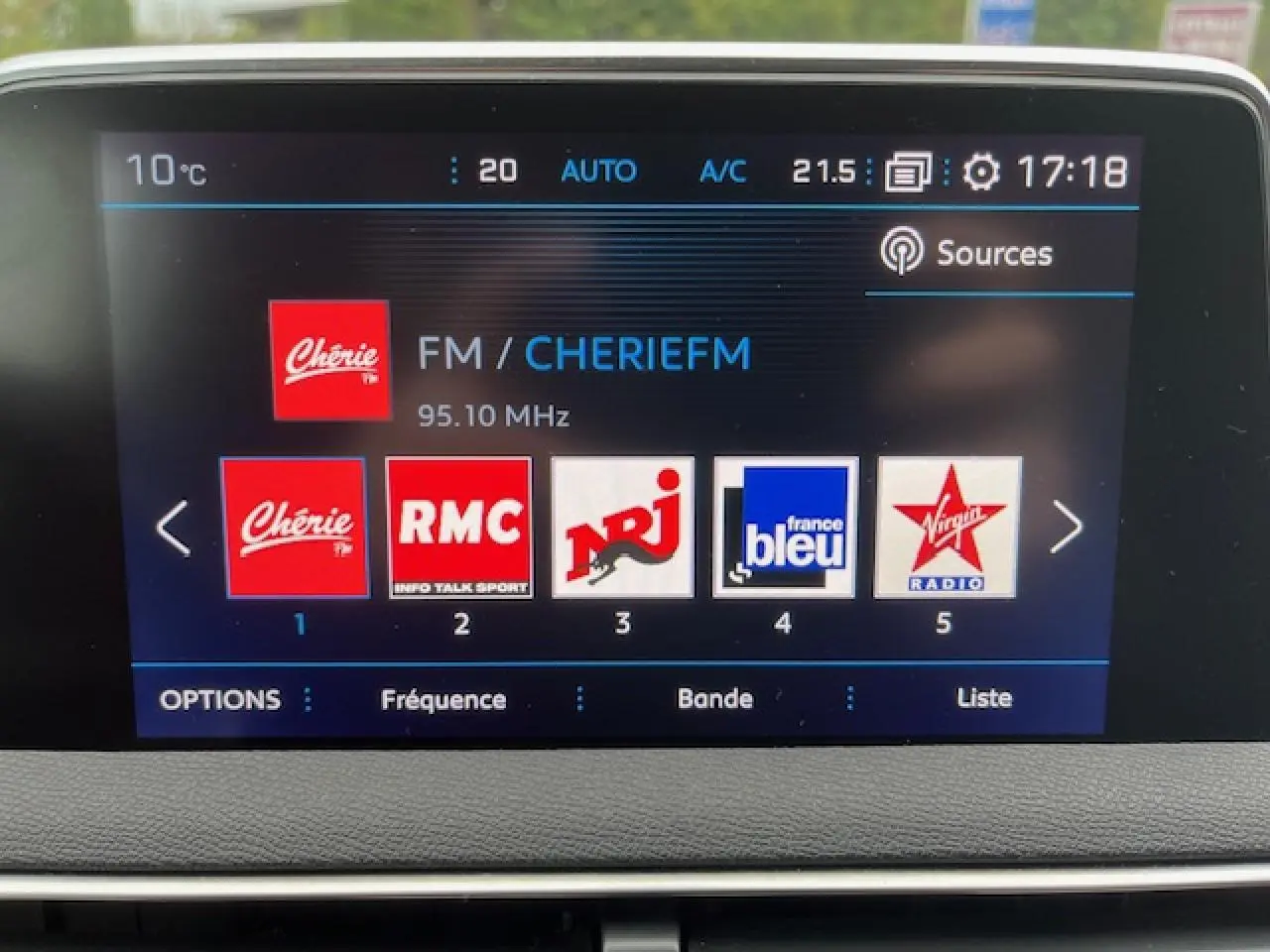 Écran tactile du GPS couleur du Peugeot 3008 2019 montrant les stations radio FM avec interface claire et moderne.