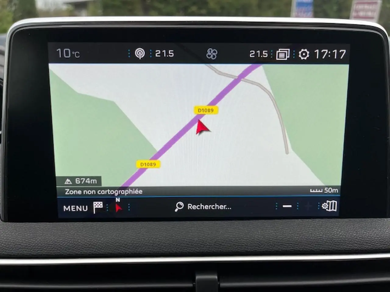 Écran GPS tactile du Peugeot 3008 2019 montrant une carte avec route D1089, dans l'habitacle gris Amazonite.