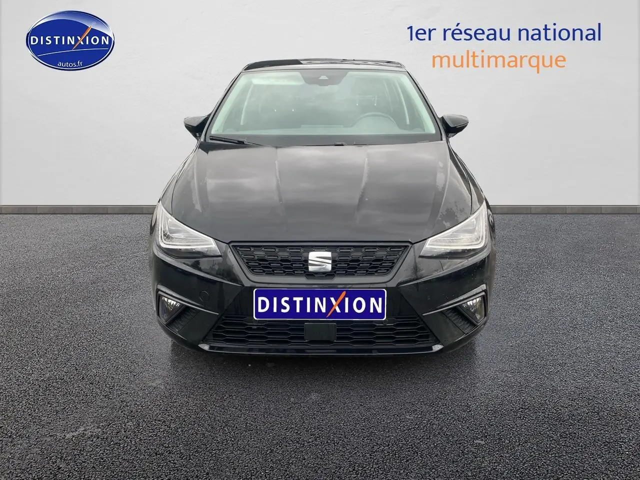 Vue frontale d'une SEAT Ibiza noir minuit avec phares full LED et calandre hexagonale distinctive.