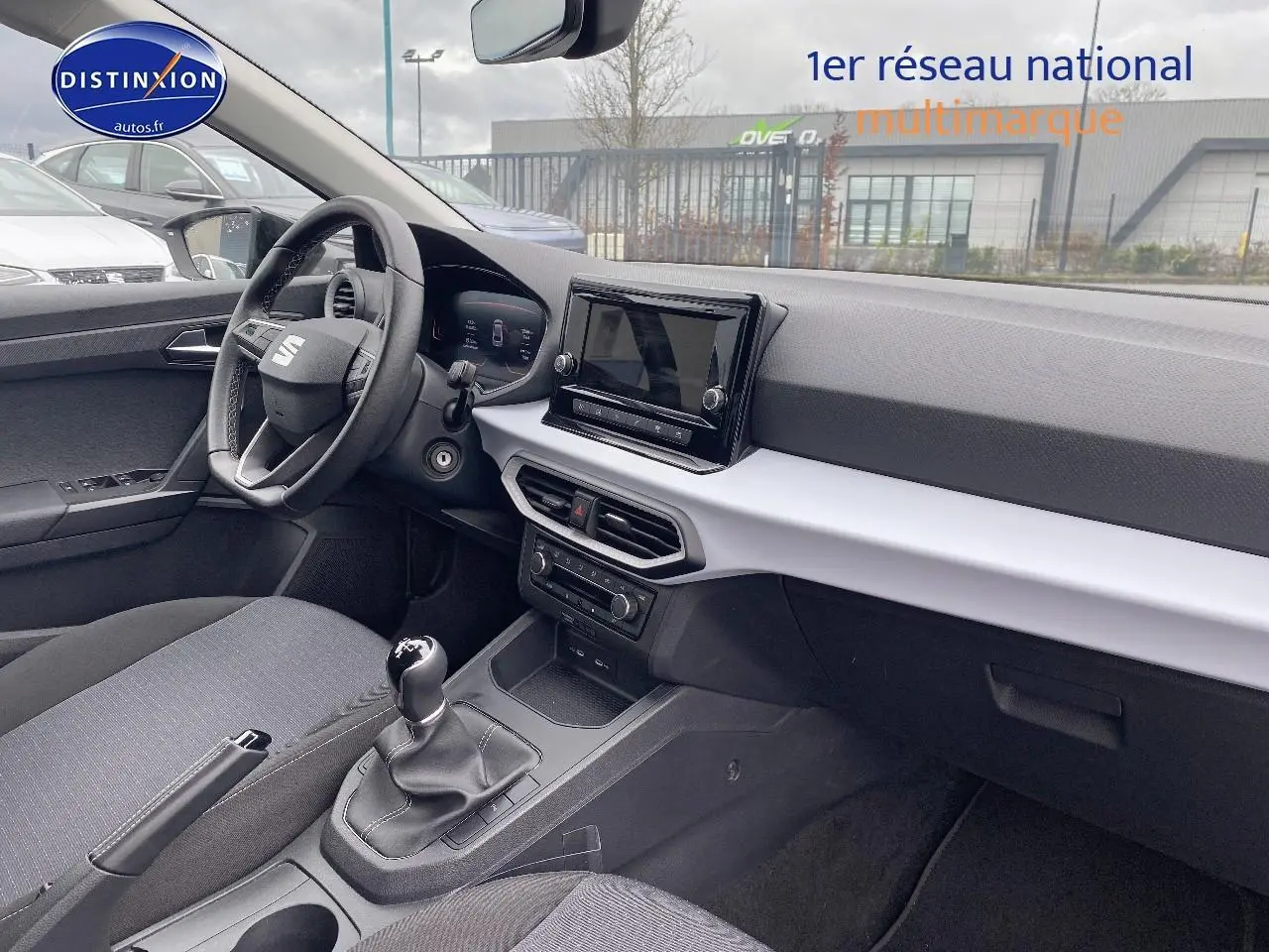 Intérieur côté conducteur de la SEAT Ibiza 1.0 TSI 95 Copa 2025, volant cuir méplat et écran tactile central.