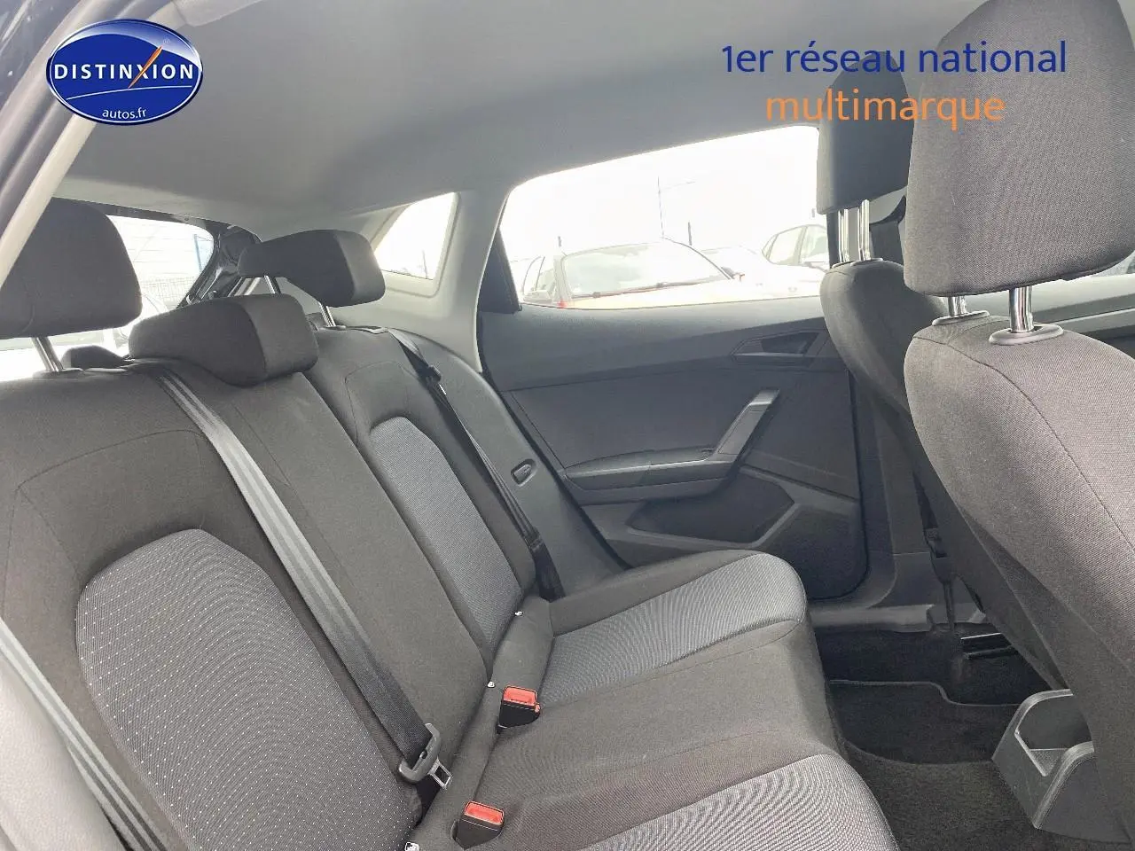 Vue intérieure côté droit montrant la banquette arrière en tissu gris de la SEAT Ibiza 1.0 TSI 95 Copa noir minuit 2025.
