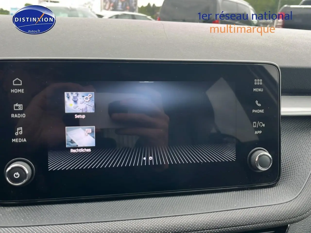 Écran tactile central du tableau de bord de la Skoda Fabia blanc, avec commandes multimédia visibles.