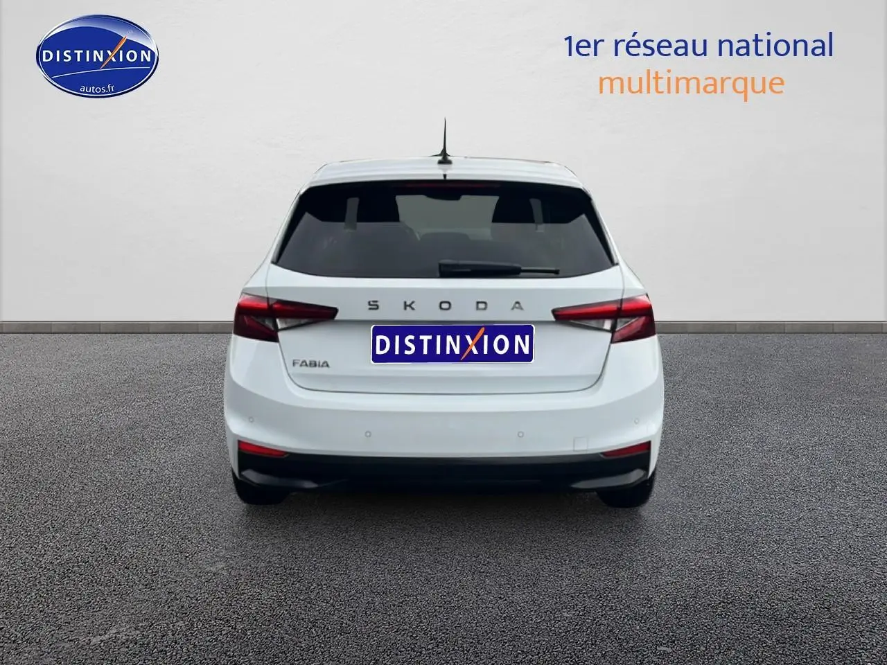 Vue arrière d'une Skoda Fabia blanche 2025 avec feux arrière LED et lunette teintée.