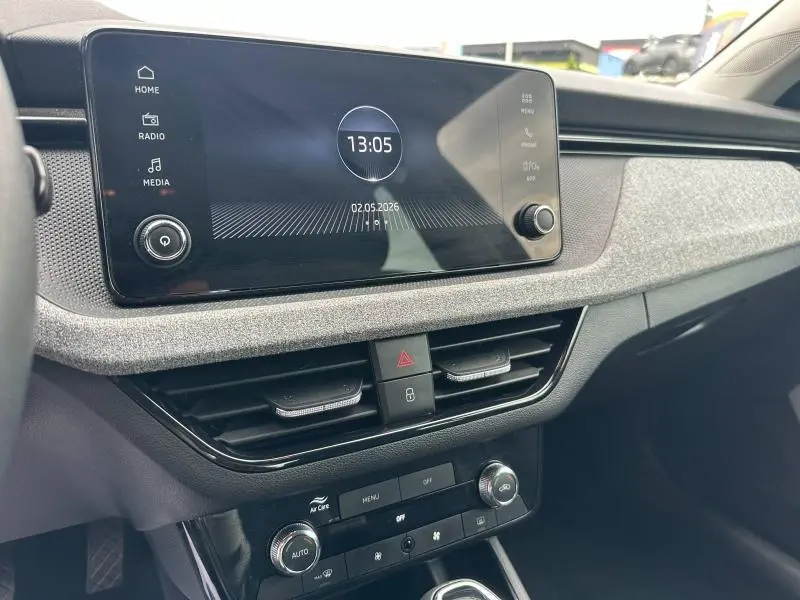 Vue rapprochée de la console centrale avec écran tactile et commandes climatisation dans une Skoda Scala blanc cristal.