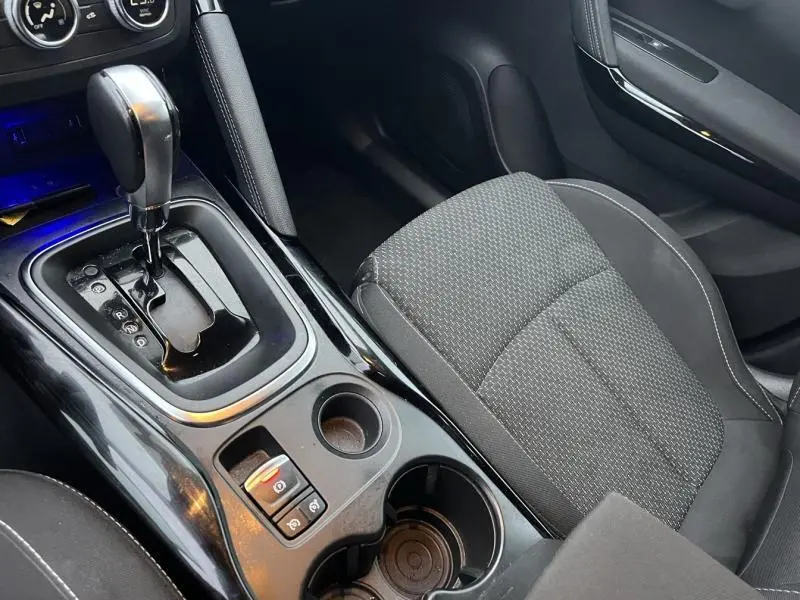 Gros plan sur la console centrale et siège avant droit tissu carbone foncé du Renault Kadjar blanc Glacier 2022.