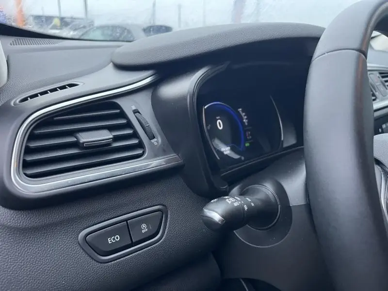 Détail du tableau de bord côté gauche du Renault Kadjar blanc 2022, avec bouton ECO et compteur digital.