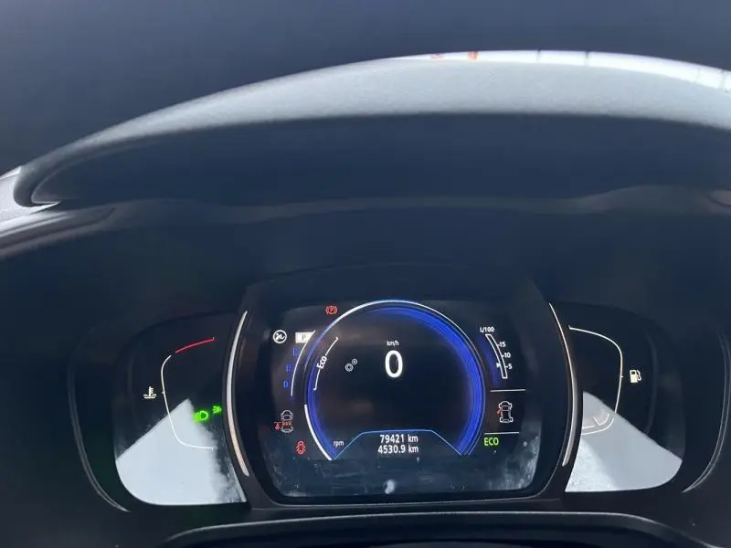 Tableau de bord numérique du Renault Kadjar 2022 affichant la vitesse à zéro et l'indicateur ECO en bleu.