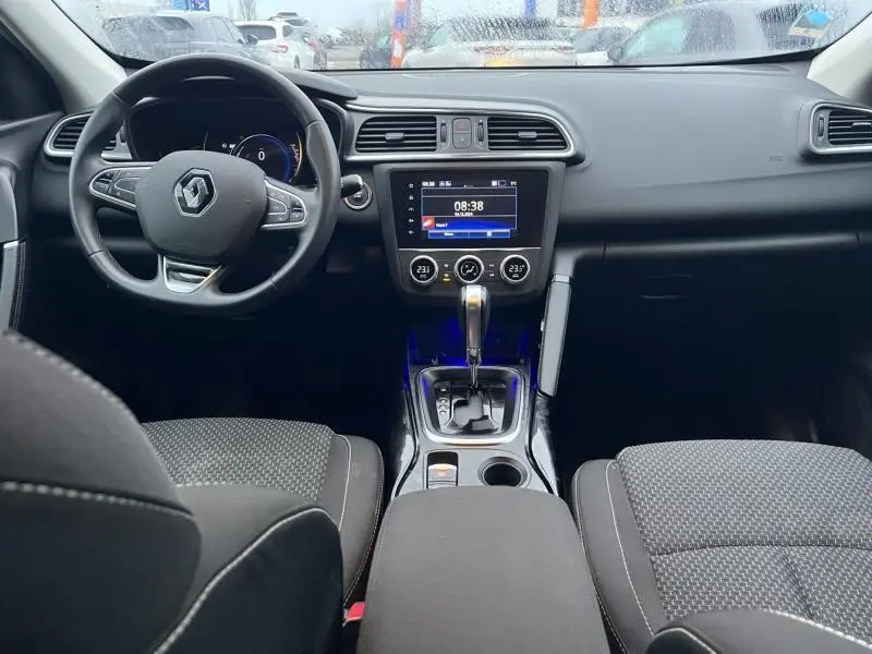 Intérieur avant du Renault Kadjar 2022 avec tableau de bord noir, volant multifonction et écran tactile central.