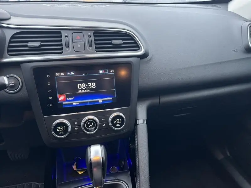 Tableau de bord et console centrale du Renault Kadjar 1.5 Blue dCi 2022, avec écran tactile et commandes climatisation visibles.