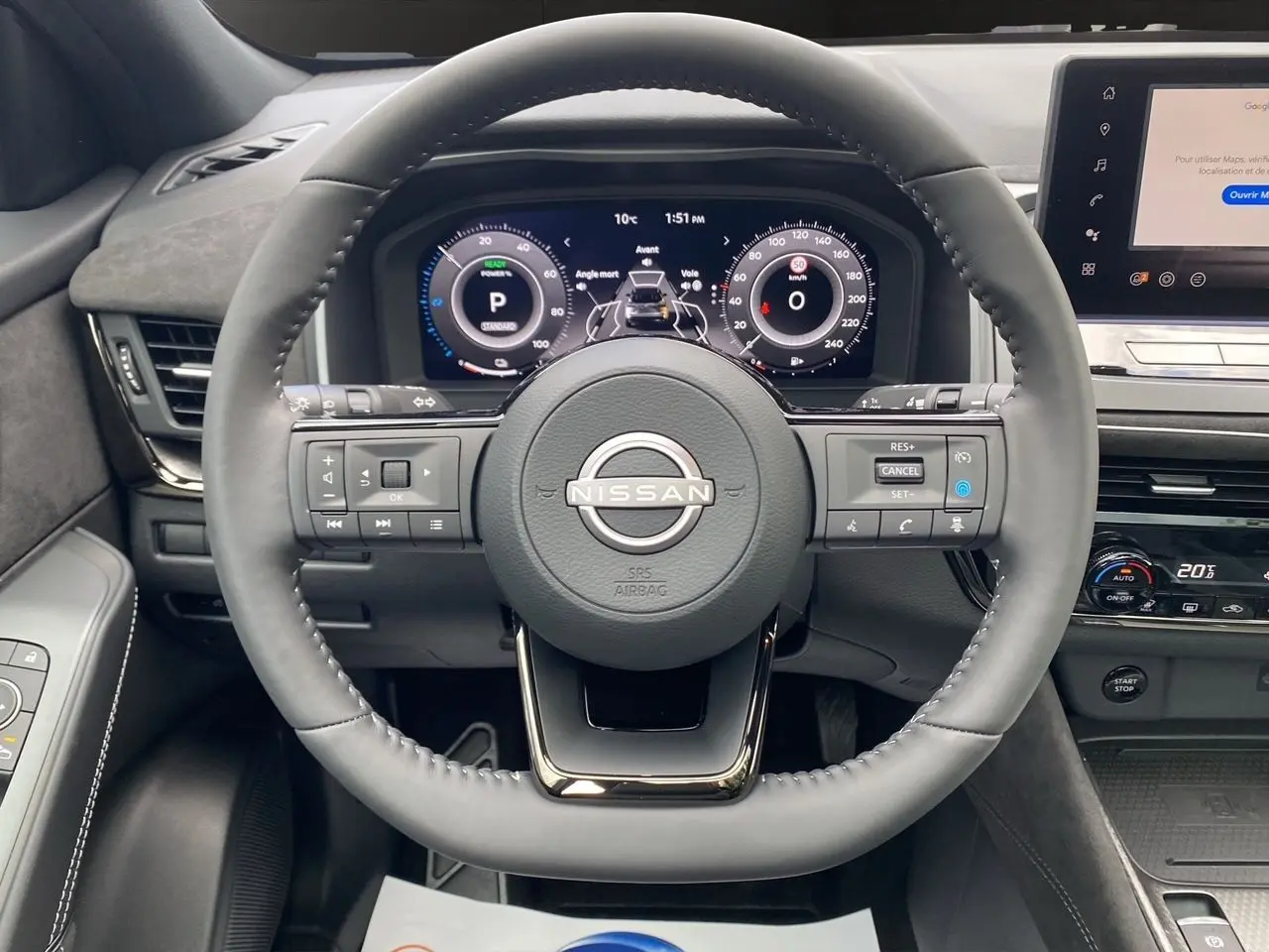 Vue rapprochée du volant cuir gris et du tableau de bord numérique du Nissan Qashqai 1.5 e-POWER N-DESIGN 2025.