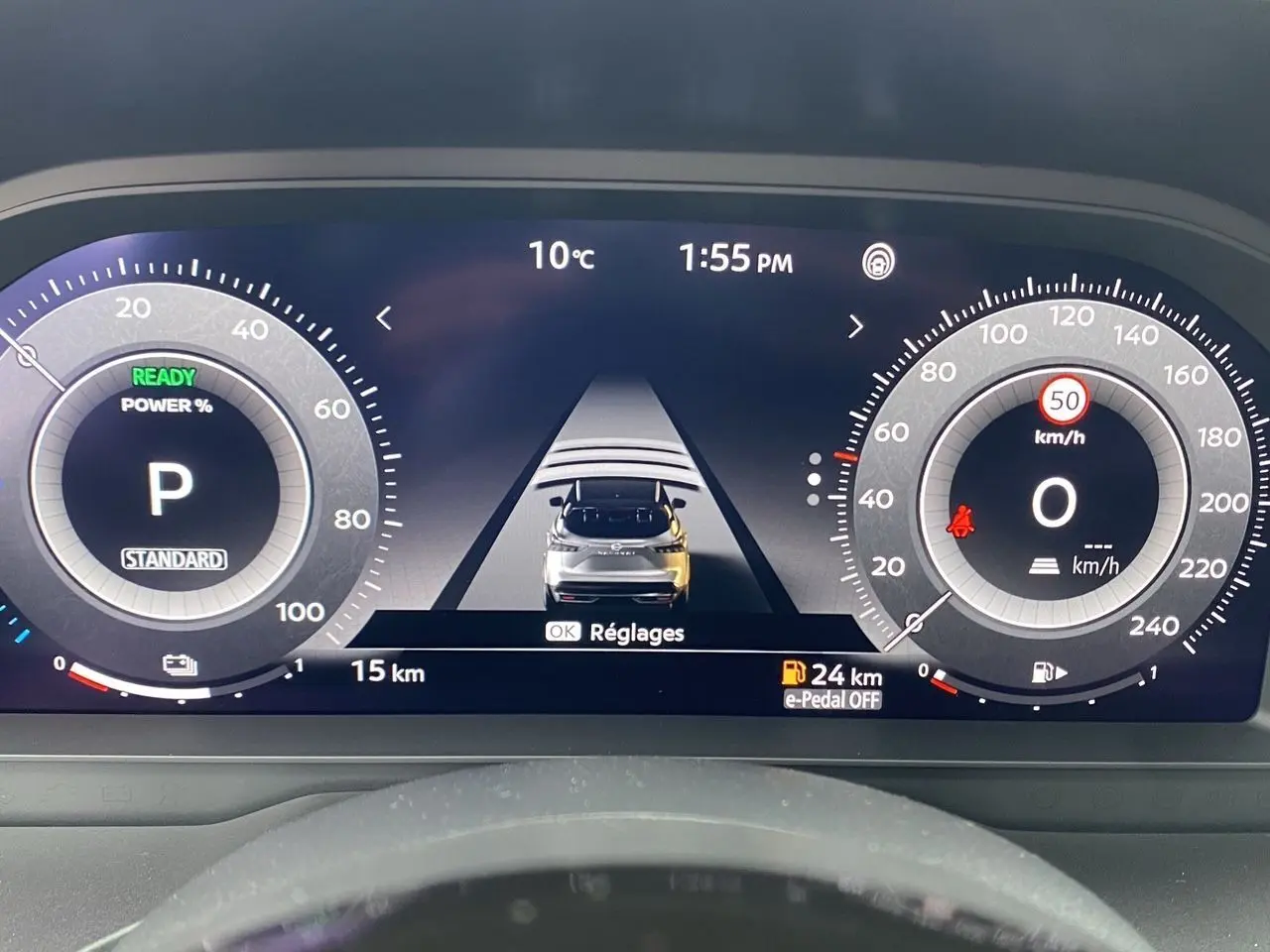 Tableau de bord numérique du Nissan Qashqai 2025 affichant la vitesse, la température et une vue stylisée du véhicule en gris ceramic.