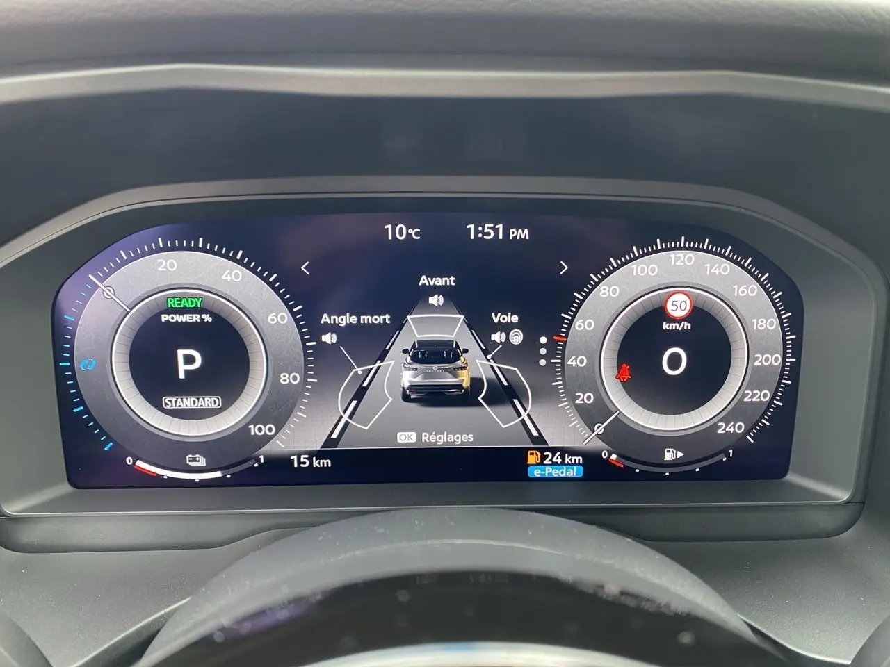 Tableau de bord numérique du Nissan Qashqai 2025, affichage des compteurs et aides à la conduite en vue frontale.