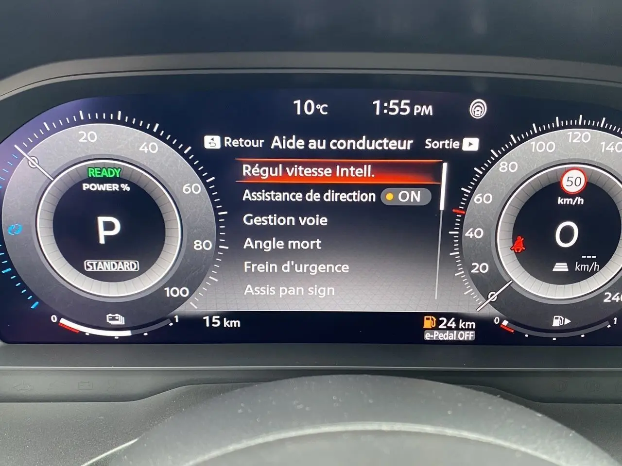 Tableau de bord numérique du Nissan Qashqai 2025 affichant l'aide au conducteur et la vitesse à 0 km/h.