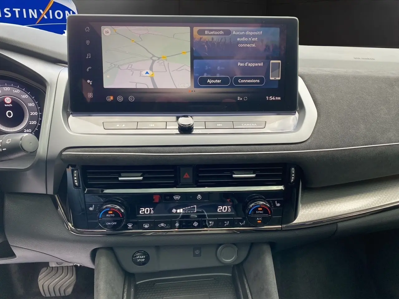 Tableau de bord du Nissan Qashqai 2025 en vue frontale, avec écran tactile et commandes climatisation digitales.
