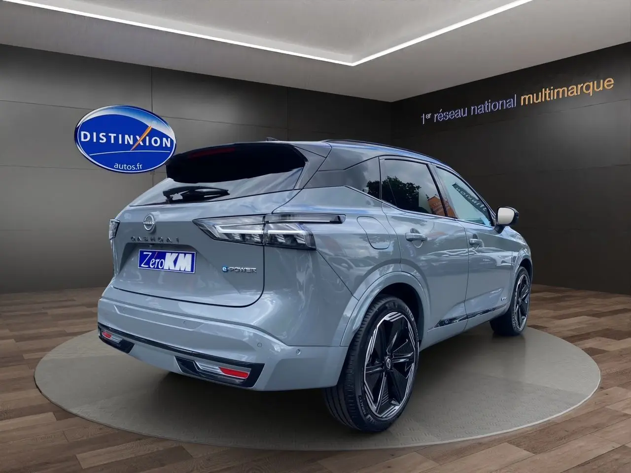 Vue 3/4 arrière droite du Nissan Qashqai 1.5 e-POWER gris ceramic avec toit noir et jantes noires biton.