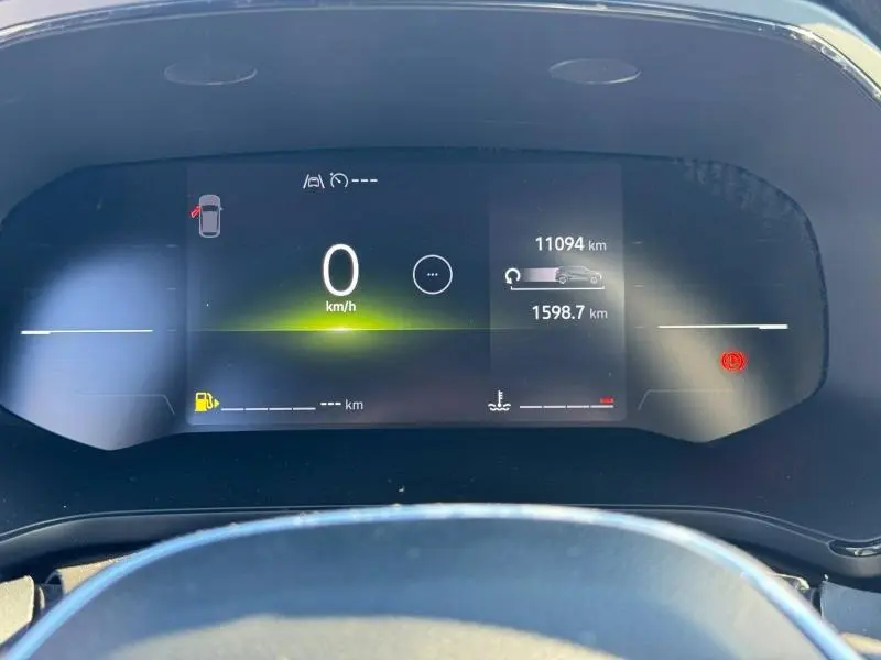 Tableau de bord numérique du Renault Captur 2025 affichant la vitesse à 0 km/h et le compteur kilométrique.