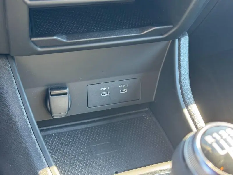 Détail de la console centrale du Renault Captur 2025 noir, montrant deux ports USB-C et prise 12V près du levier de vitesses manuel.