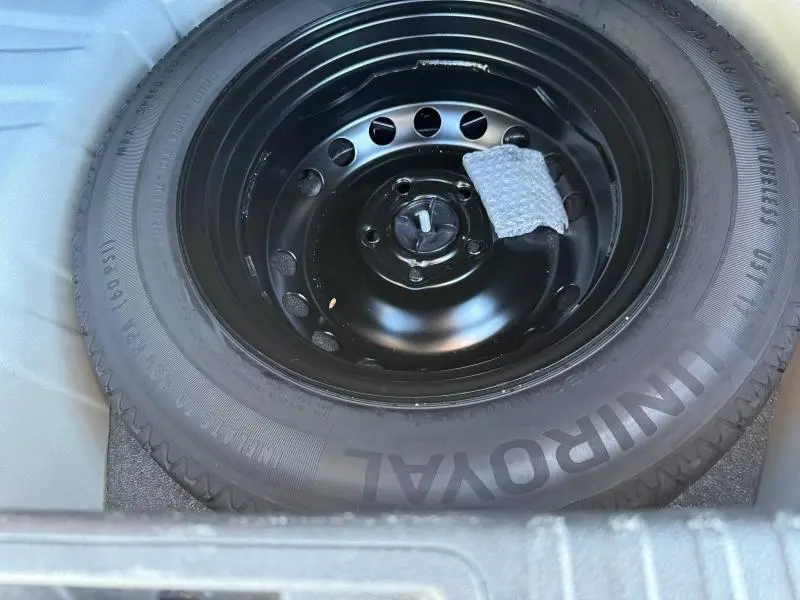 Gros plan sur la roue de secours noire du Renault Captur 2025, modèle 1.0 TCe 90ch Evolution - 25, essence.