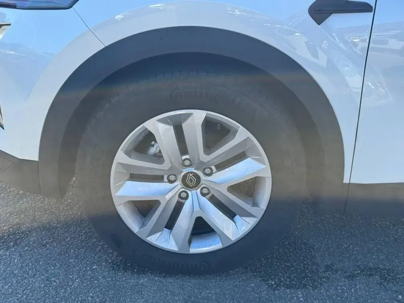 Gros plan sur la roue avant gauche du Renault Captur noir 2025, mettant en valeur la jante alliage et le pneu Continental.