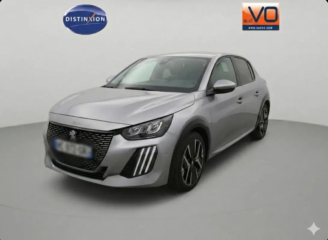 Peugeot 208 Hybrid 110 e-DCS6 GT gris vue 3/4 avant, avec jantes alliage 17 pouces et feux diurnes LED.