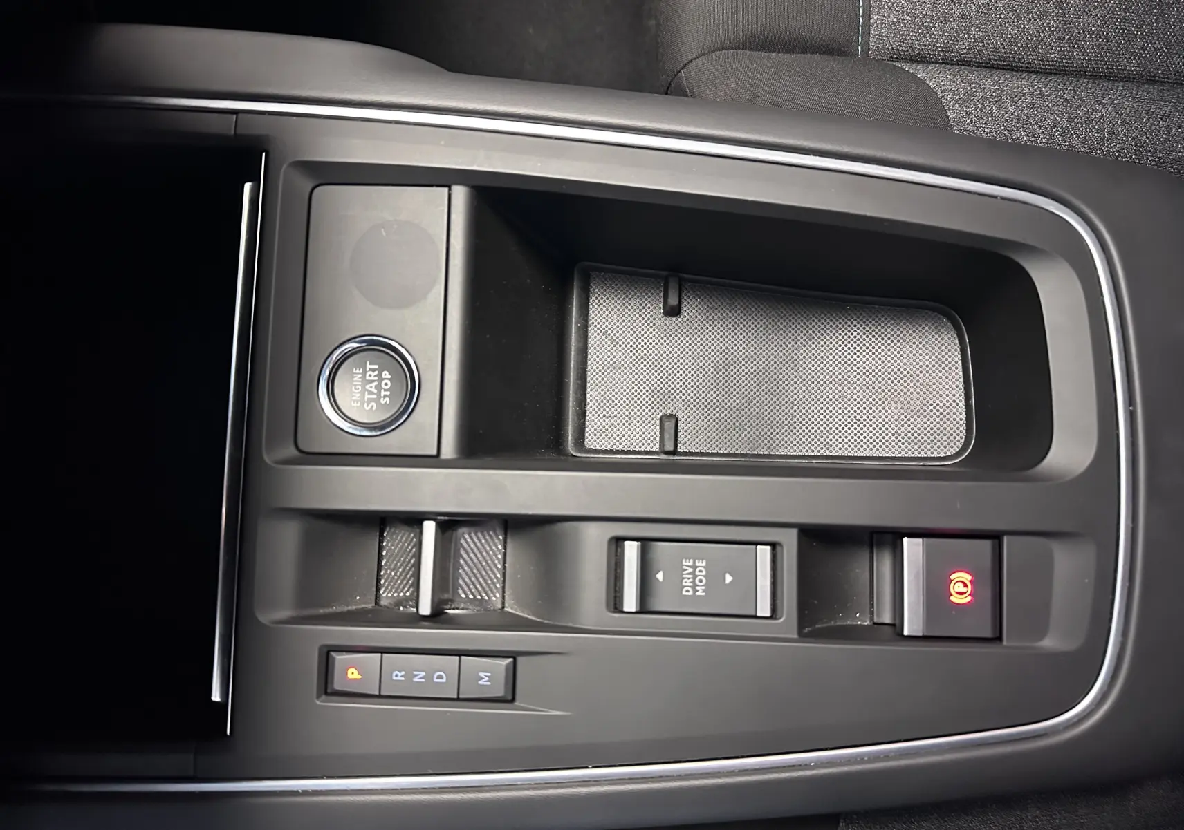 Vue rapprochée de la console centrale noire du Citroën C5 Aircross 2024 avec bouton start/stop et commandes boîte auto.