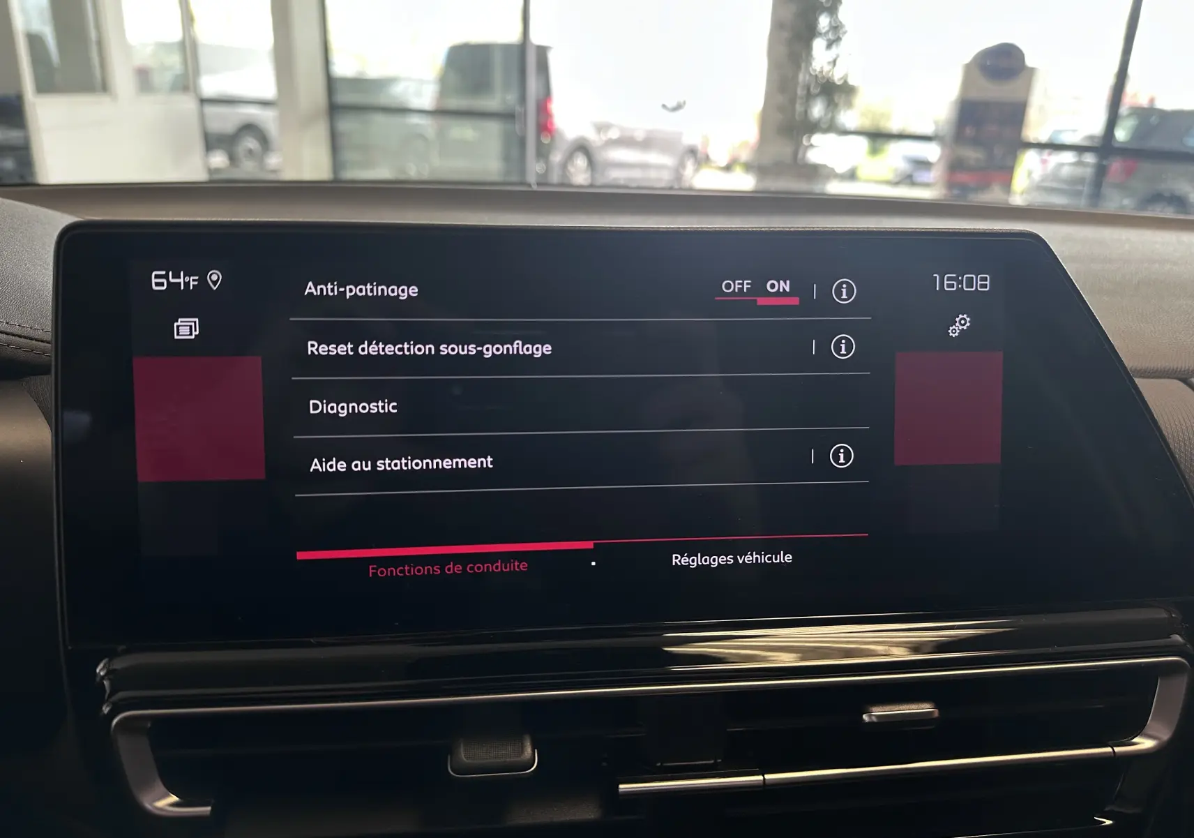 Écran central tactile du tableau de bord du Citroën C5 Aircross 2024 affichant les options d’aide à la conduite.