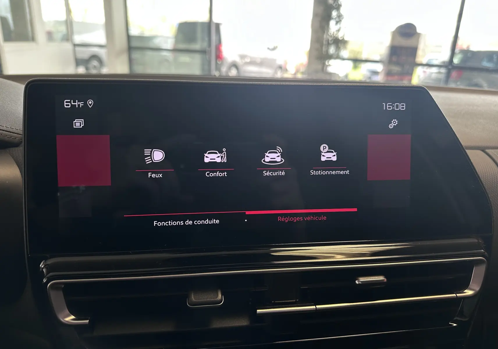 Écran tactile central du Citroën C5 Aircross 2024 affichant les réglages véhicule, intérieur noir avec détails chromés.