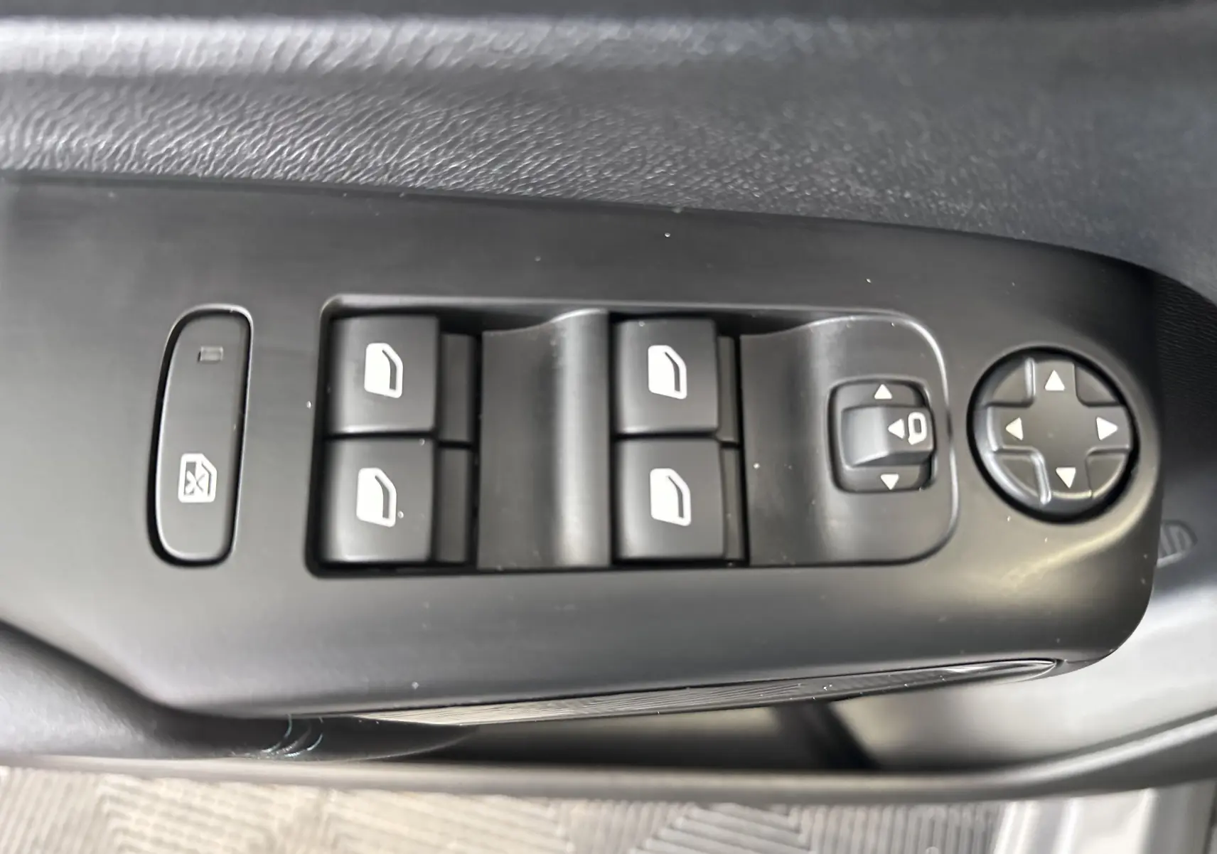 Gros plan sur les commandes de lève-vitres et réglage des rétroviseurs côté gauche du Citroën C5 Aircross 2024.