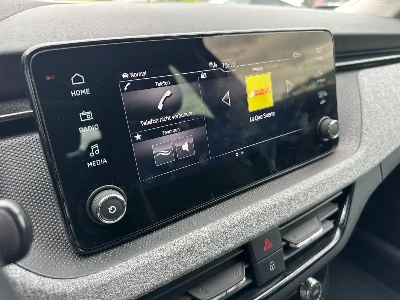 Gros plan sur l'écran tactile multifonction noir du tableau de bord de la Skoda Scala 2025, avec commandes visibles.