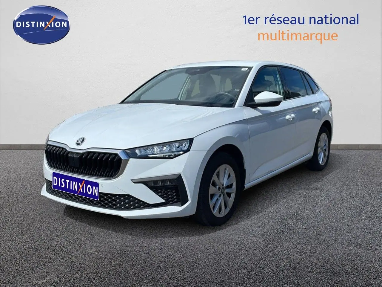 Vue 3/4 avant d'une Skoda Scala blanc glacier avec calandre noire et jantes alliage 16 pouces sur sol gris.