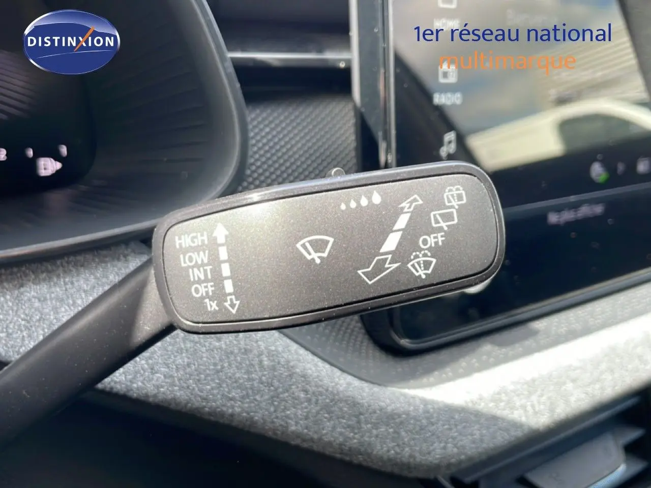 Gros plan sur la commande des essuie-glaces dans l’habitacle d’une Skoda Scala blanc glacier 2025.