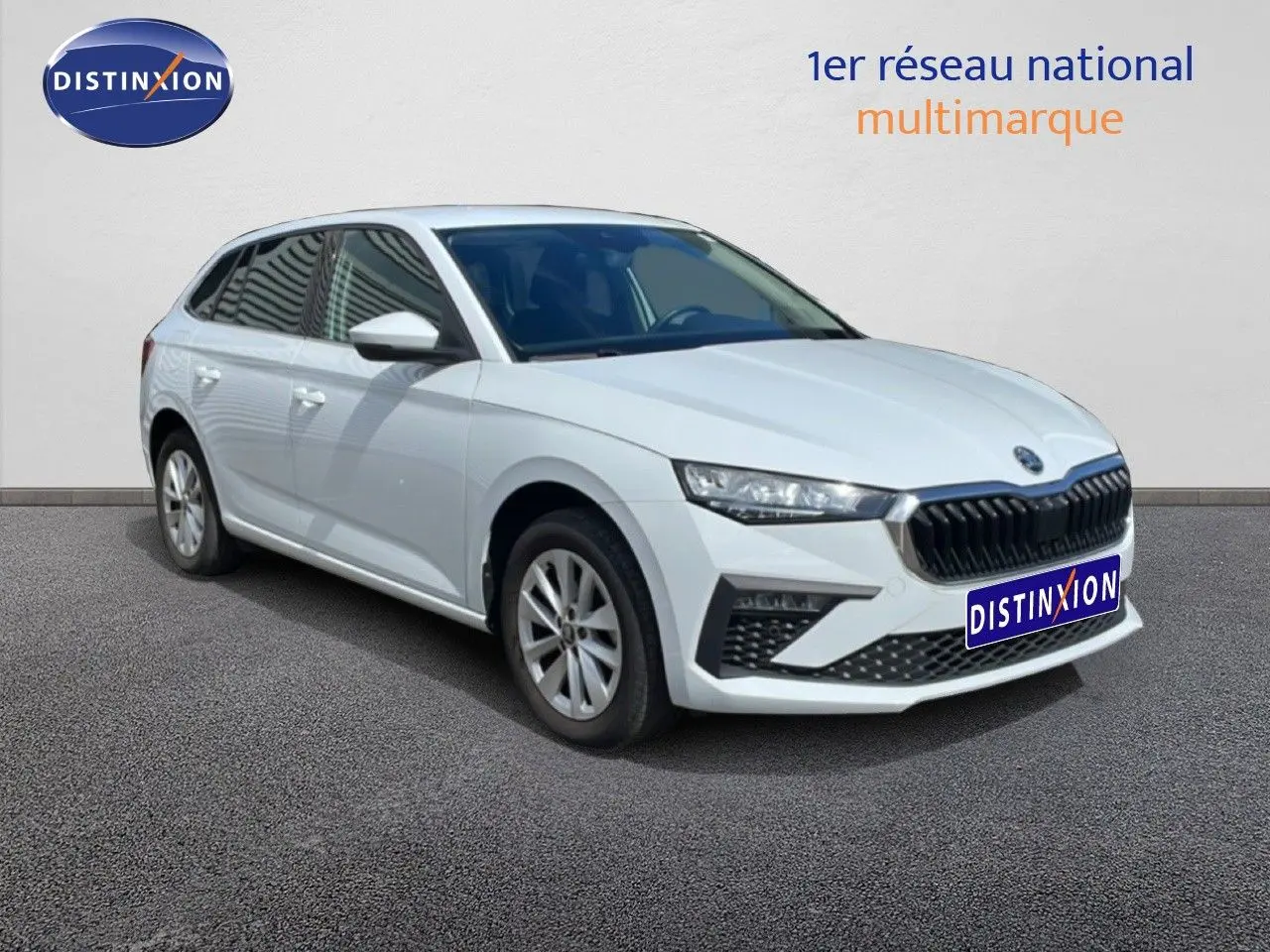 Vue 3/4 avant droit d'une Skoda Scala blanche glacier avec calandre noire et jantes alliage 16 pouces.