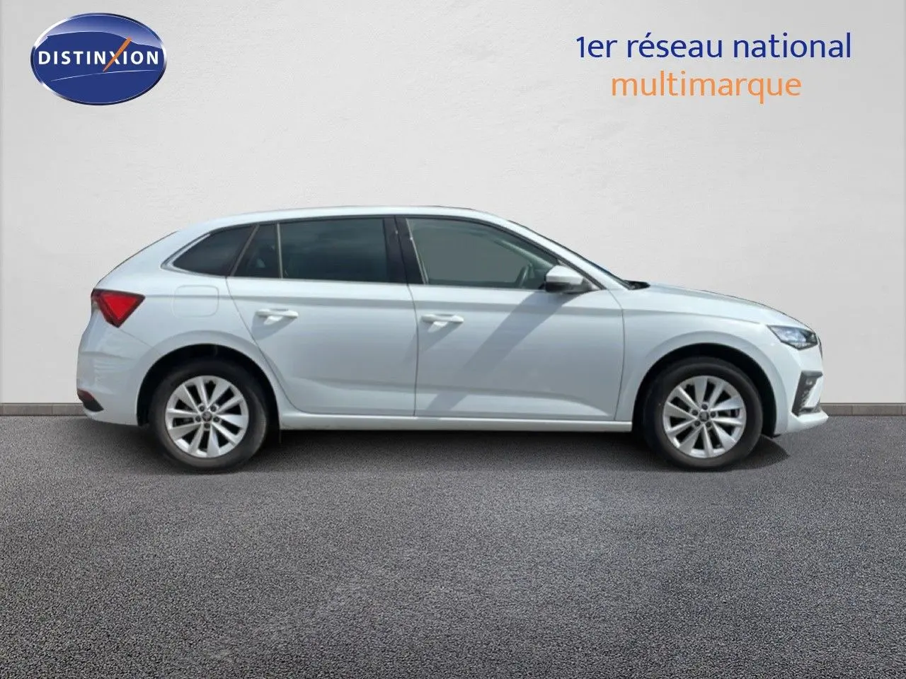 Profil droit d'une Skoda Scala blanc glacier 2025, version 1.0 TSI 115CH BVA Selection, sur fond neutre.