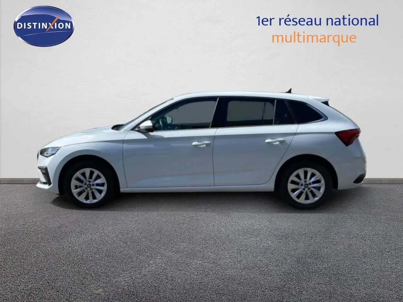 Profil droit d'une Skoda Scala blanc glacier 2025, compacte avec jantes alliage et vitres teintées.