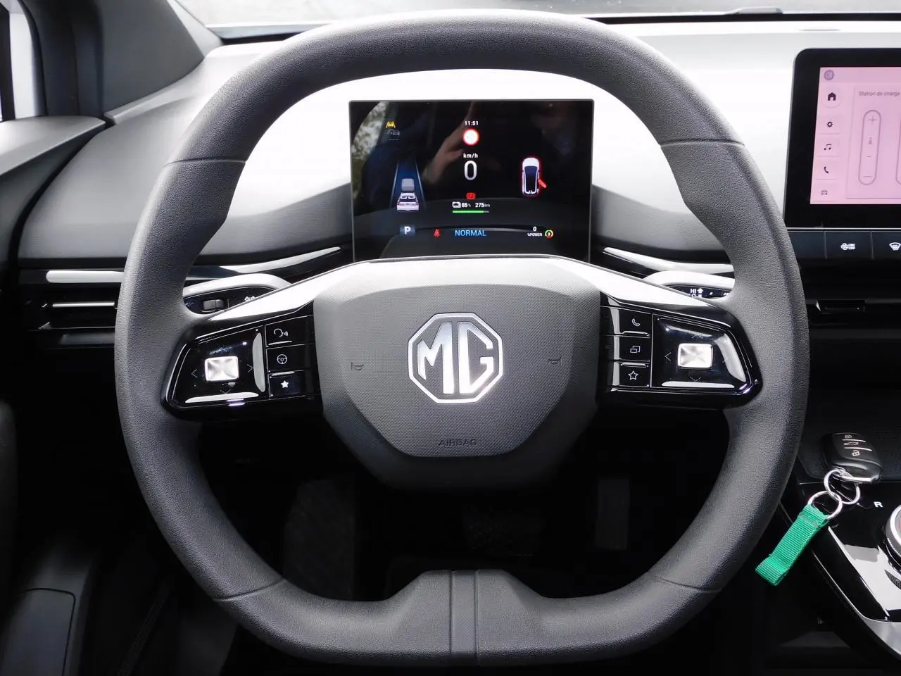 Vue rapprochée du volant noir de la MG4 2023 avec écran numérique et commandes intégrées au tableau de bord.