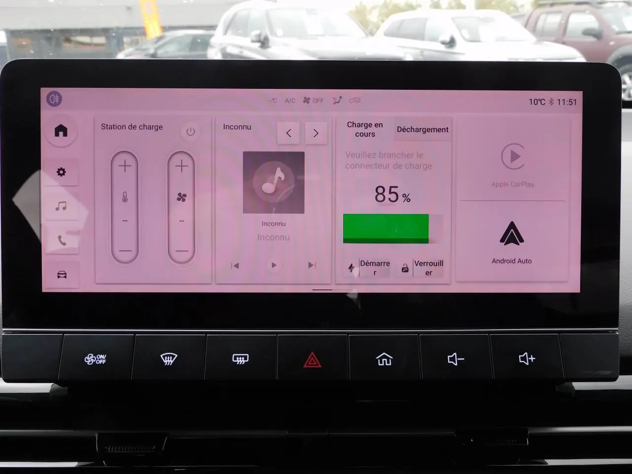 Écran tactile central du MG4 blanc 2023 montrant la charge à 85% avec options Apple CarPlay et Android Auto.