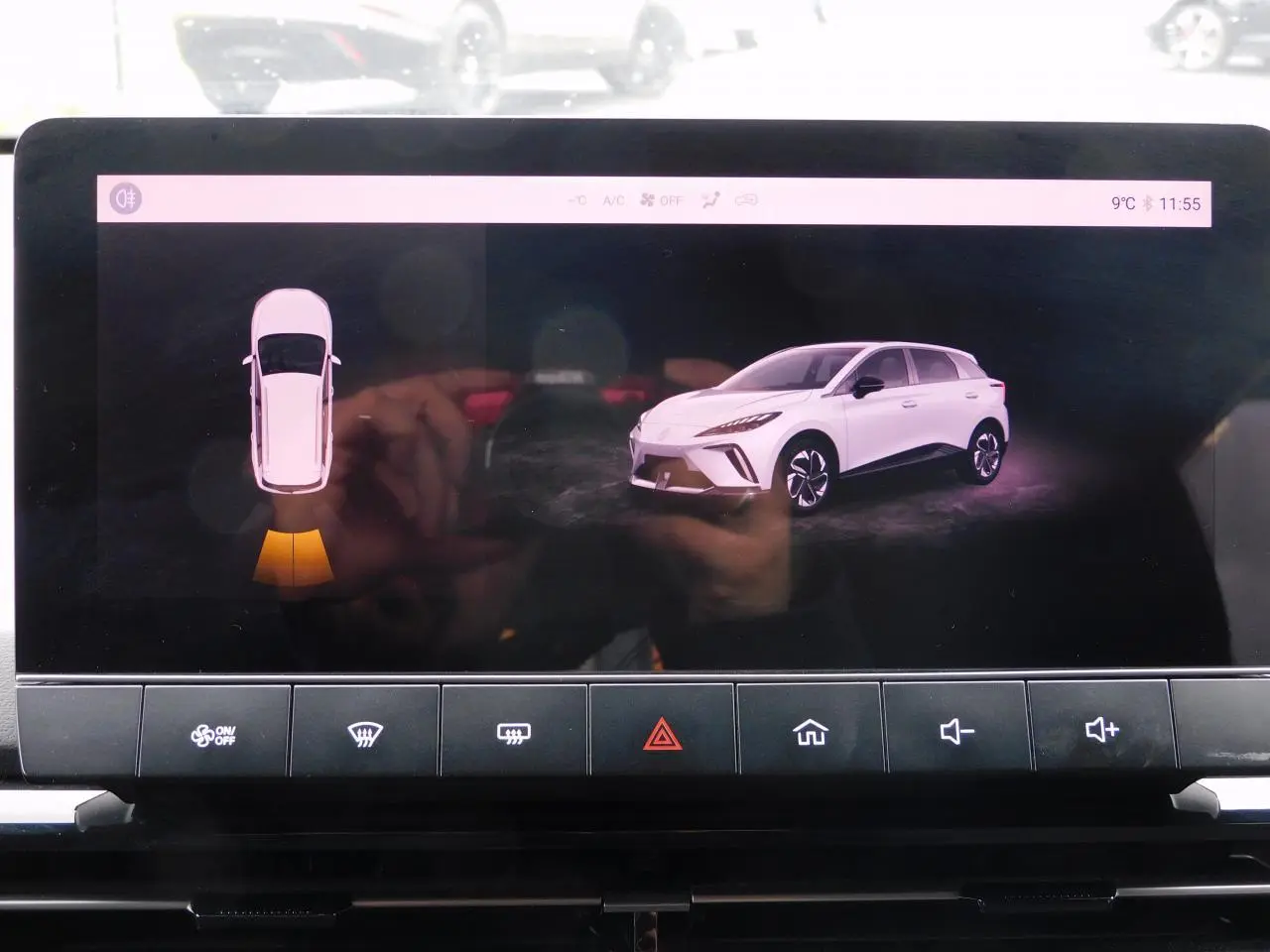 Écran tactile intérieur montrant une image 3/4 avant d'une MG4 blanche électrique de 2023.