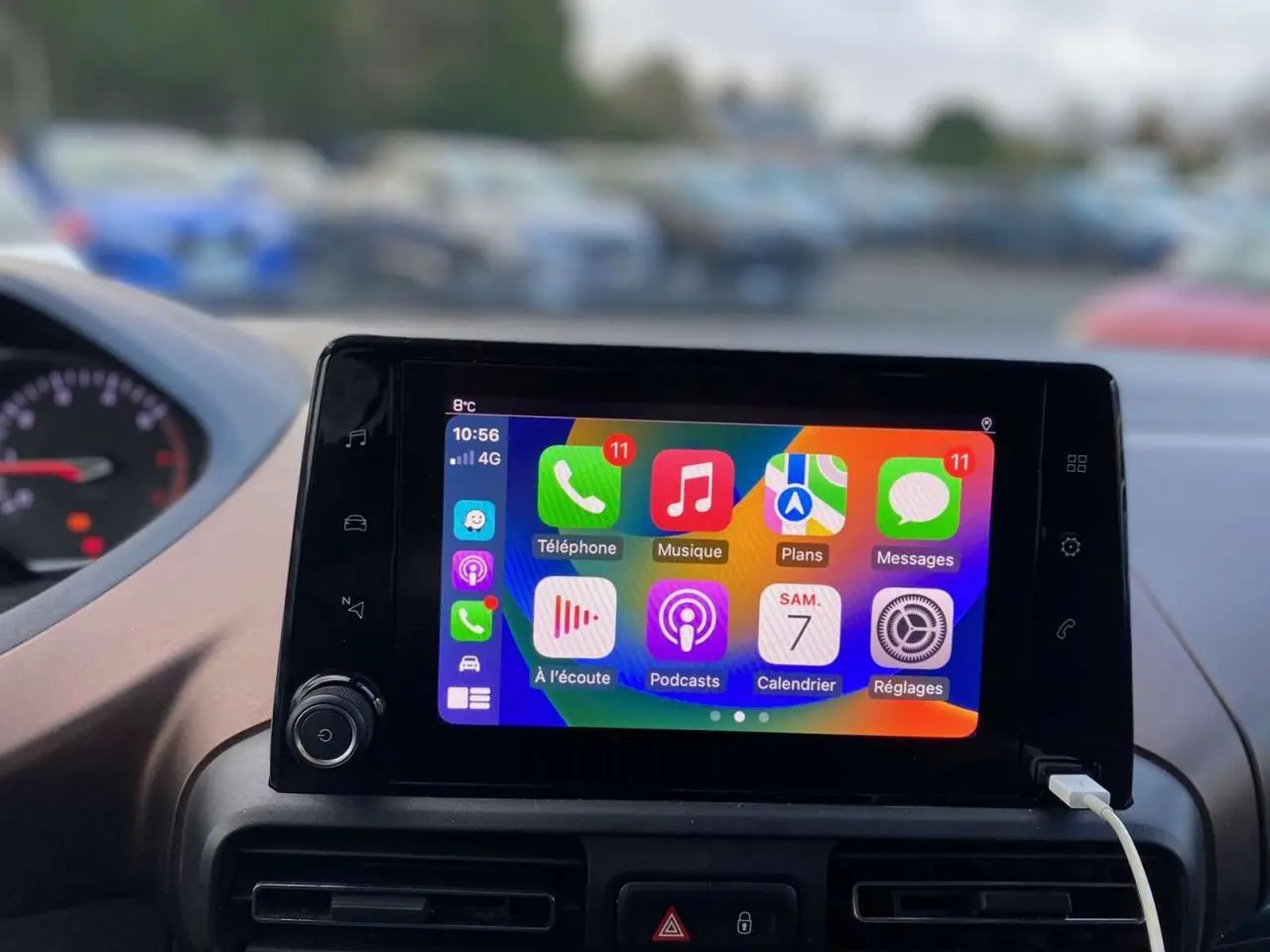 Écran tactile central du Peugeot Rifter GT 2023 affichant les applications connectées, vue intérieure frontale.